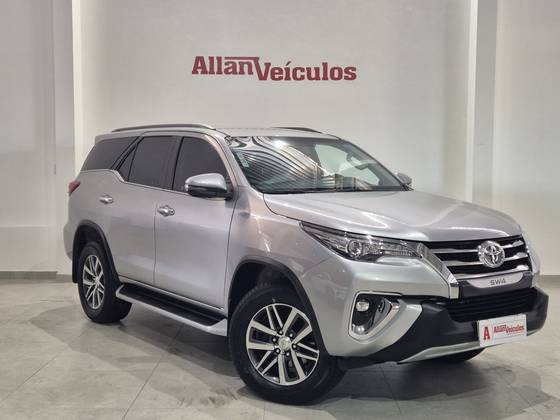 TOYOTA HILUX SW4 2.8 SRX 4X4 7 LUGARES 16V TURBO INTERCOOLER DIESEL 4P AUTOMÁTICO